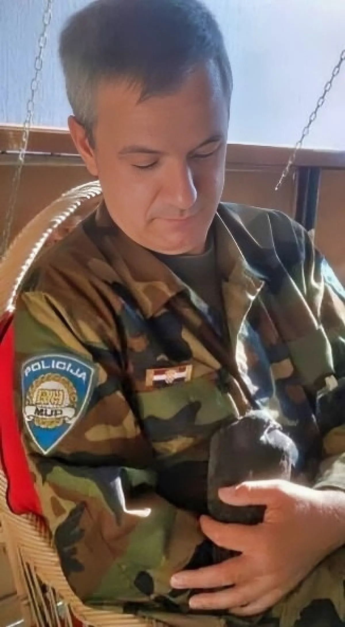 Edim Muratović s golubom u naručju nakon mimohoda povodom 20. obljetnice akcije Oluja/Foto: Privatni album O WhatsApp Image 2025 10 11 at 16 00 33 1200